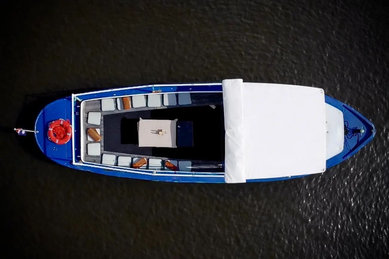 rondvaartboot Rotterdam met overkapping