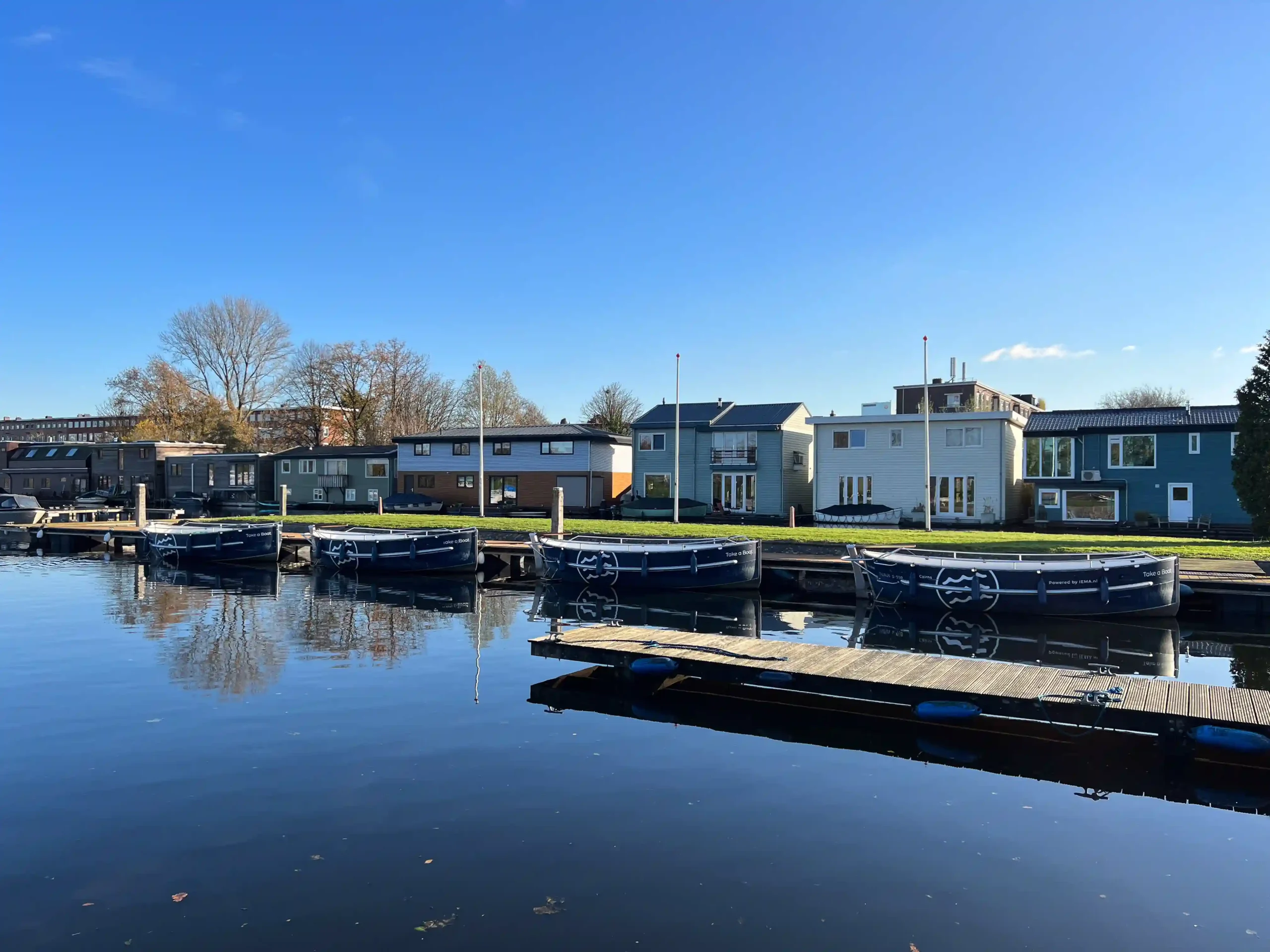 Take a Boat-sloepen bij Jachthaven Rotterdam aan het water